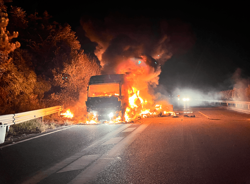 阿拉伦斯vs安提瓜_司机往后视镜一看阿拉伦斯vs安提瓜，糟了！670万元货物“葬身火海”