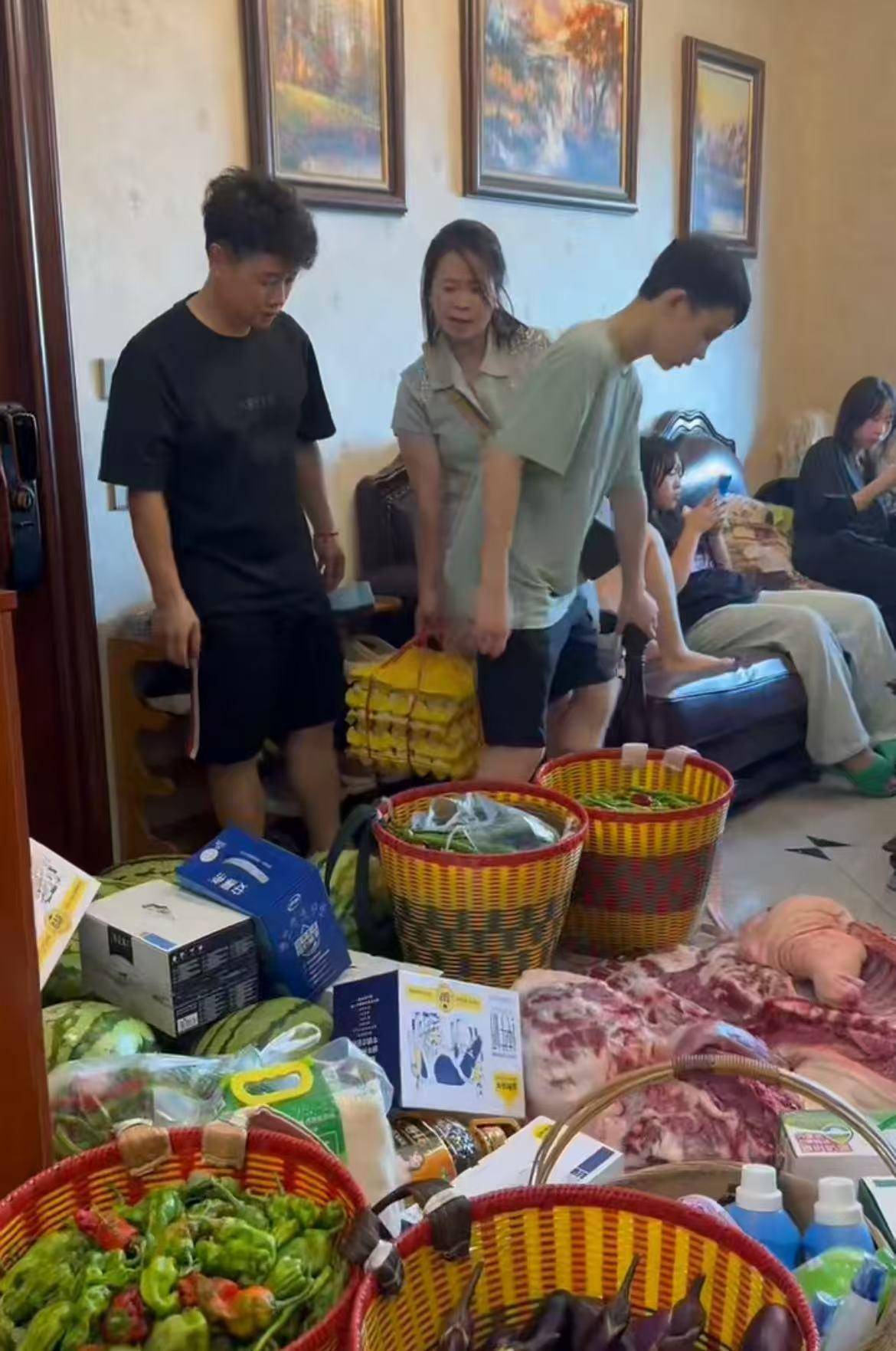 赫罗纳vs塞维利亚_16个外甥一顿吃200个水饺赫罗纳vs塞维利亚，挑扁担买菜的重庆“宇宙舅舅”：孩子们开学离开，心里空落落的