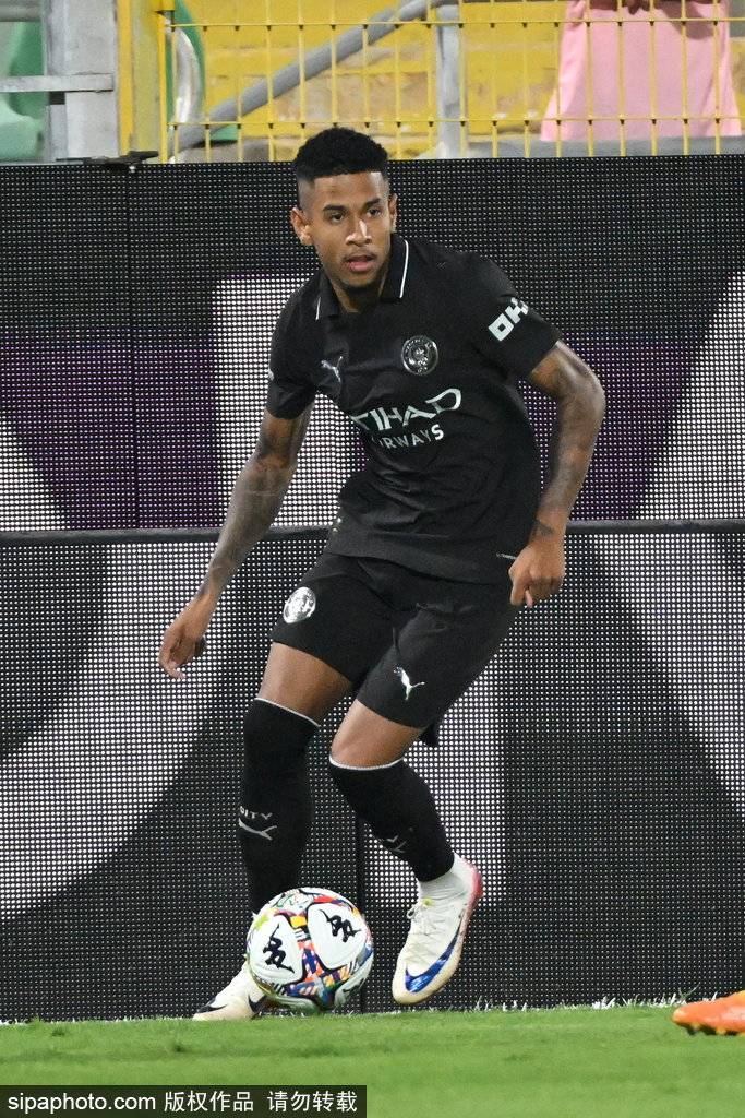 女王公园巡游者vs查尔顿_转会倒计时！多纳鲁马与曼城签下长约女王公园巡游者vs查尔顿，揭示未来的守门员传奇之路