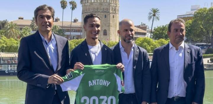 法国v冰岛足球_曼联有50%二转!世体:安东尼初始解约金5000万欧法国v冰岛足球,最高6000万欧