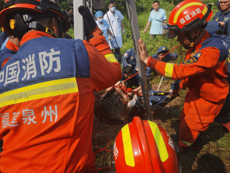 怎么申请皇冠信用網_多条蛇缠身怎么申请皇冠信用網,女子被咬了也不敢动!深井内苦撑54小时后……