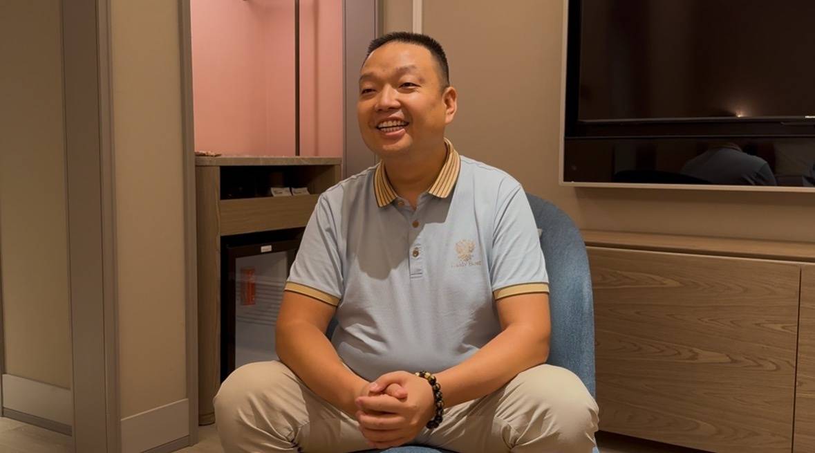 皇冠信用网在线注册_千万富翁与母亲相认团圆:曾被指是野孩子皇冠信用网在线注册,现在要将妈妈带在身边