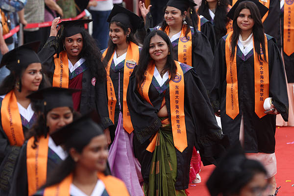 皇冠信用网平台出租_“美国搬起石头砸自己的脚皇冠信用网平台出租，中国K字签证来得时机堪称绝妙”