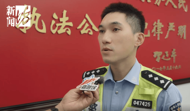 皇冠信用网登1_事发上海晚高峰！汹涌车流中皇冠信用网登1，一男子绝望跳车，直奔民警而去……