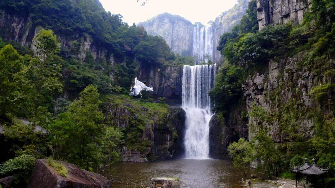 皇冠登一登二登三区别_女生瀑布前拍视频皇冠登一登二登三区别,空中突然飘来一排人