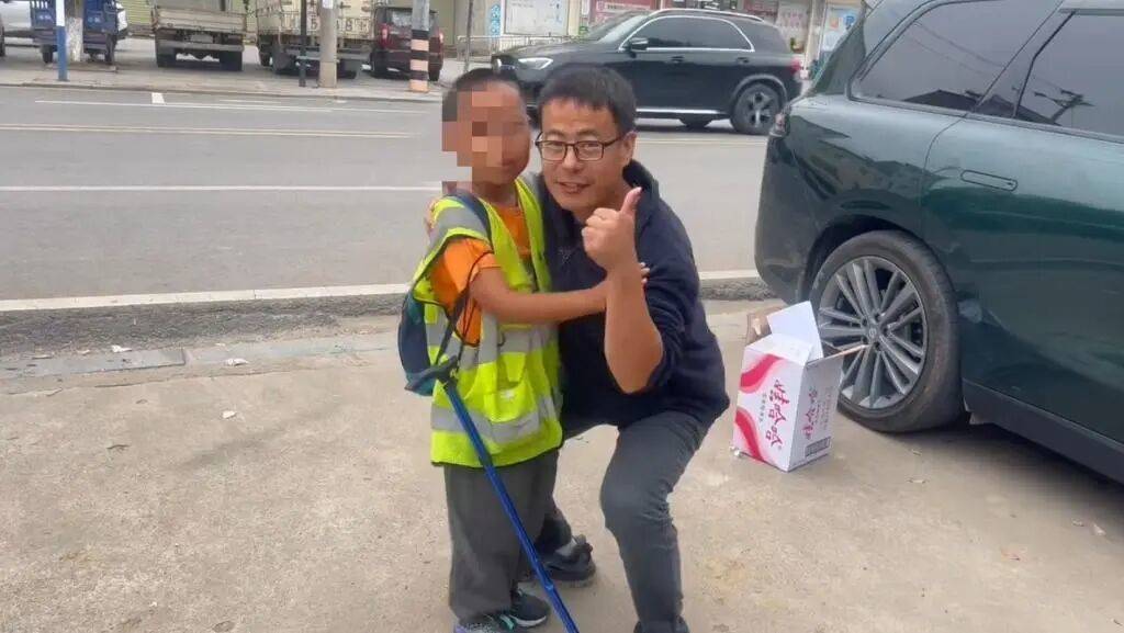 皇冠信用網哪里申请
_湖北一男子辞掉月薪2万元工作皇冠信用網哪里申请
，带9岁儿子徒步千里，计划60天走到山东……原因让人泪目