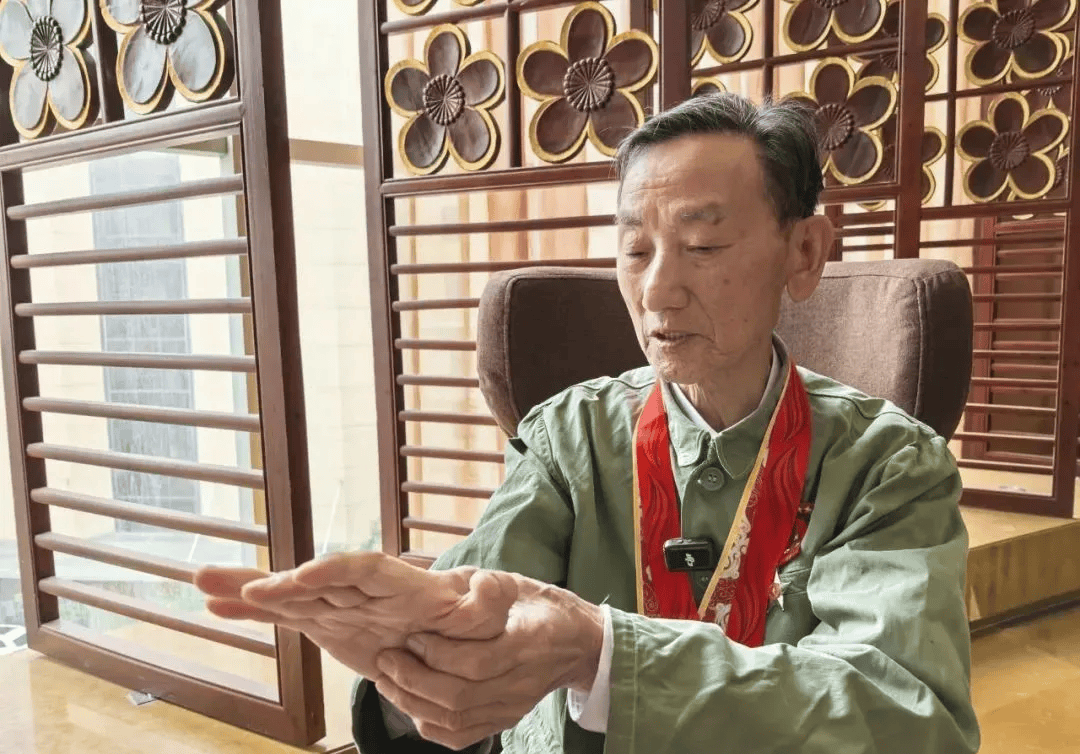 皇冠信用盘可以占几成
_“老先生皇冠信用盘可以占几成
，您把项链取下来再做CT”