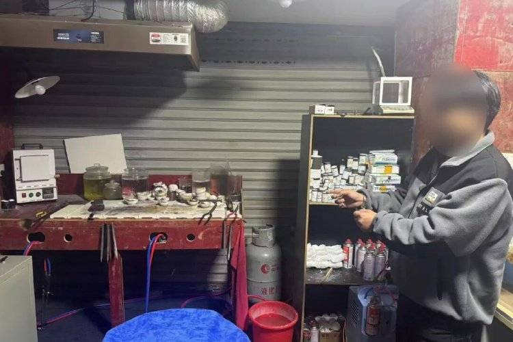 丹麦超级联赛_金项链里发现大量不明金属丹麦超级联赛,多家金店中招,警方:2人在黄金中掺铼