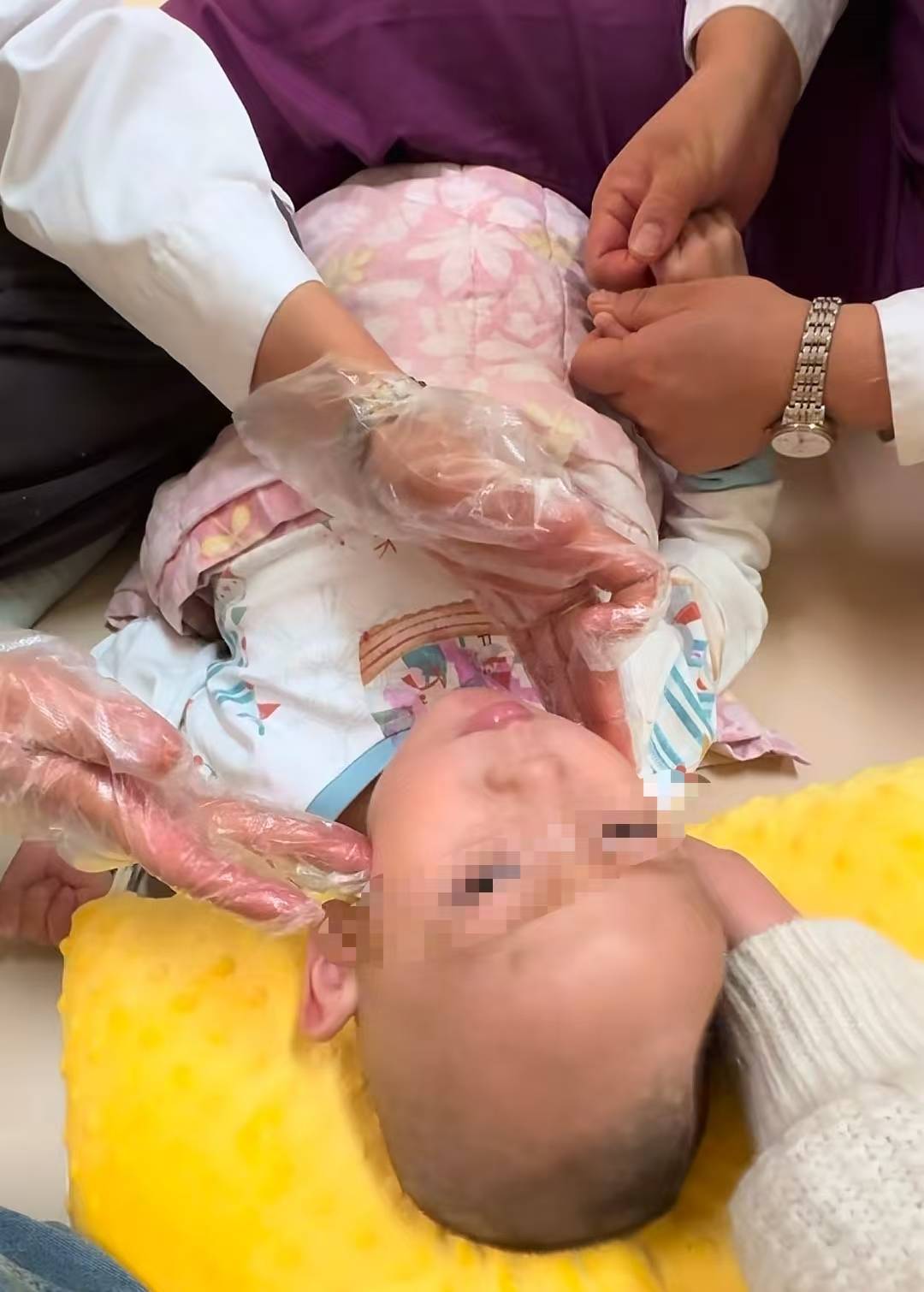 Hga030app_充气滑梯倾倒10人受伤Hga030app,包头2岁男童“睁眼性昏迷”已2个多月,当地披露事故原因