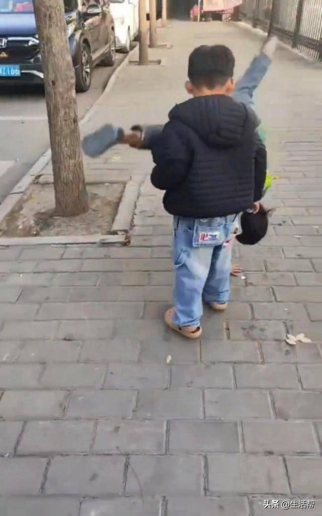 皇冠信用开户
_西安7岁女孩寒风中穿凉鞋路边捡吃的皇冠信用开户
，父亲称妻子离世家境窘迫，民政局：已妥善安排