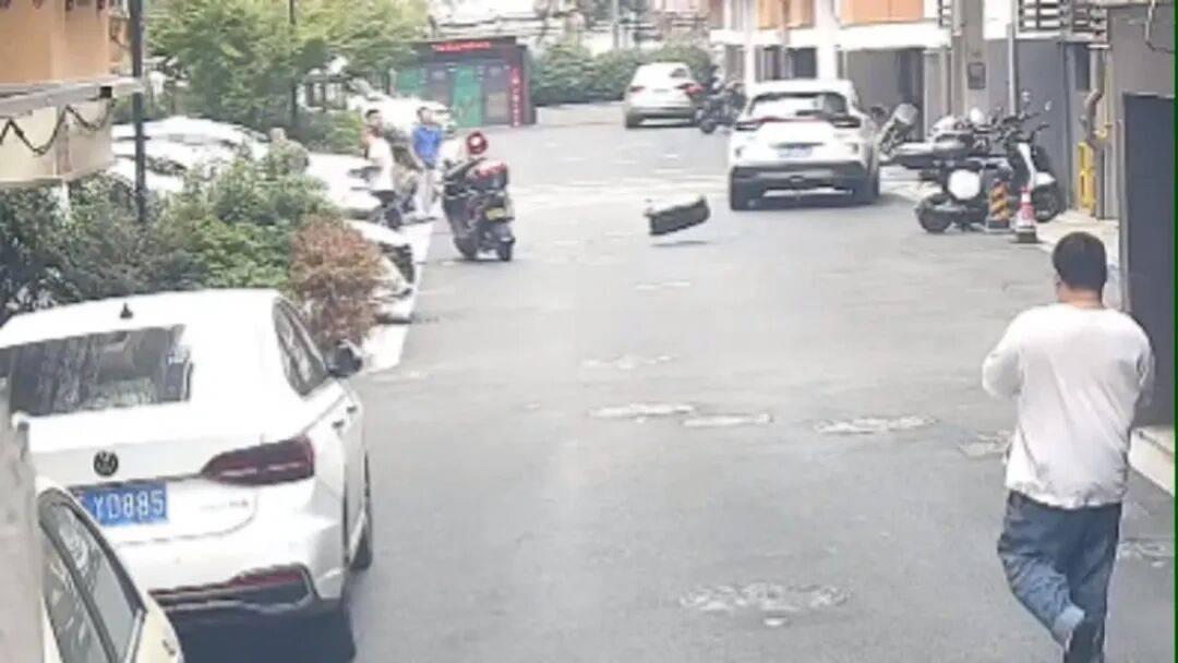 皇冠信用網出租
_因妻子没带包子回家皇冠信用網出租
，浙江一男子怒把30斤行李箱从6楼扔下，还称“砸到人了我就负责，没砸到就没事”，目前该男子已被刑拘