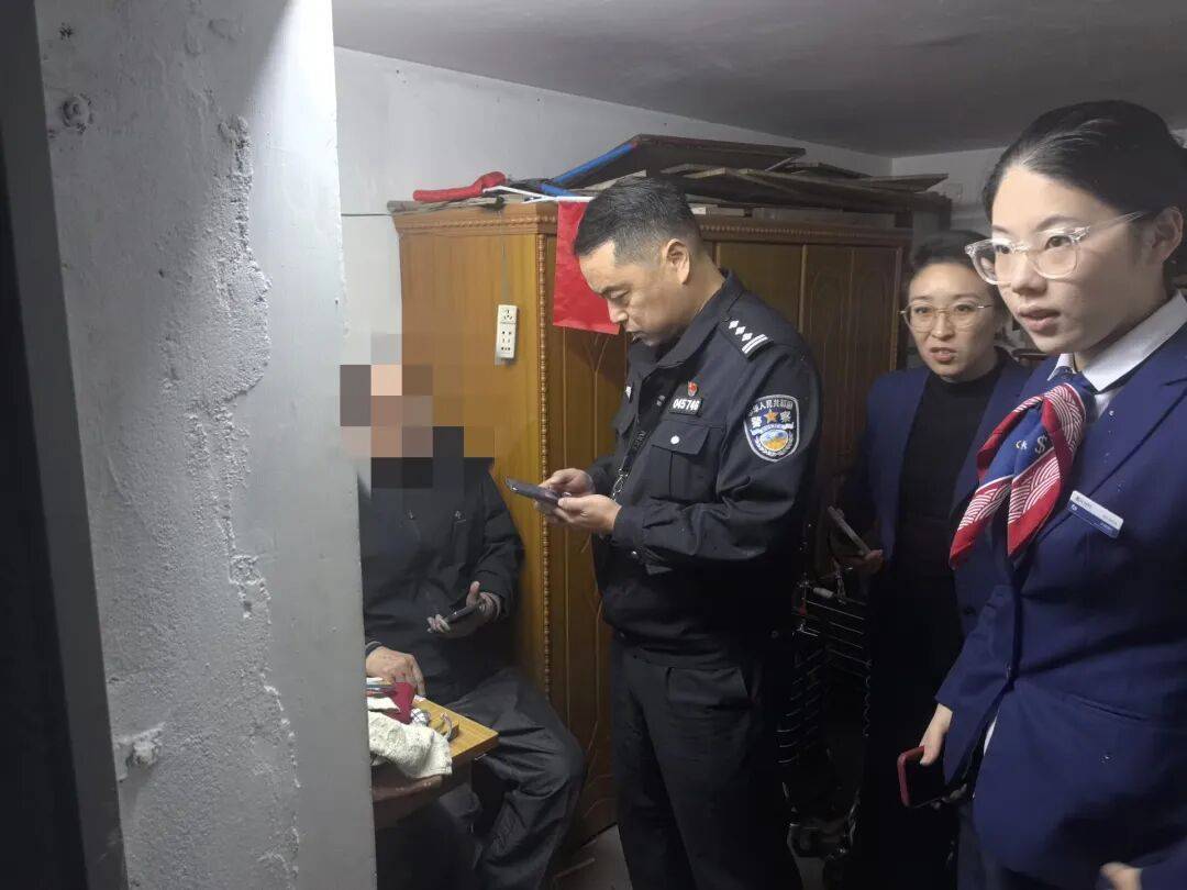 皇冠信用網开号
_浙江男子花30万买金条送孙子皇冠信用網开号
，所长、行长都上门了……