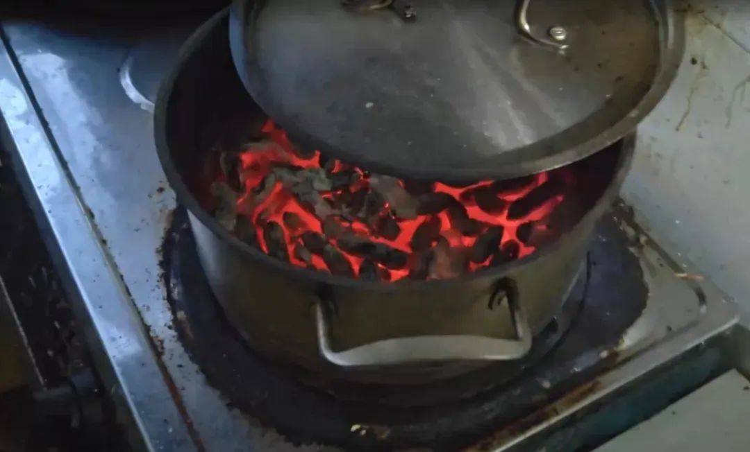 皇冠信用網代理申条件_女子炖肉时出门领免费鸡蛋皇冠信用網代理申条件，回家时傻眼：煤气灶、油烟机全被烧毁，损失超8000元