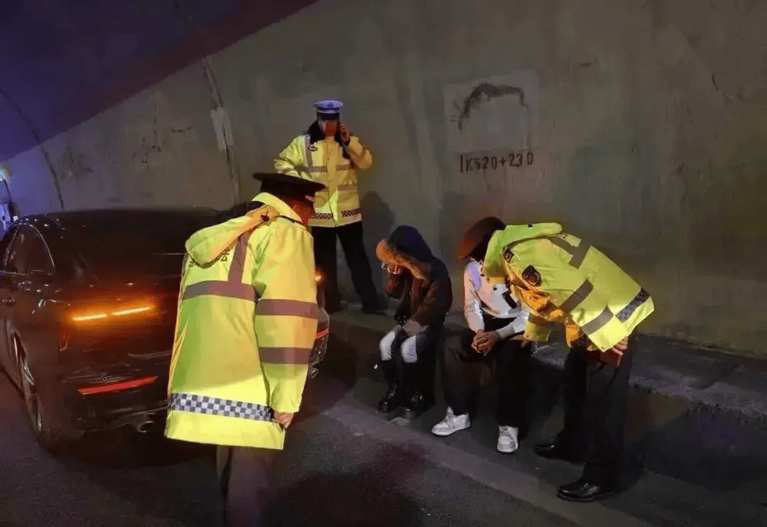 皇冠足球会员注册_高速上刹车失灵！小轿车时速115狂奔490公里皇冠足球会员注册，司机4个半小时高度紧张，下车后浑身发抖无法说话