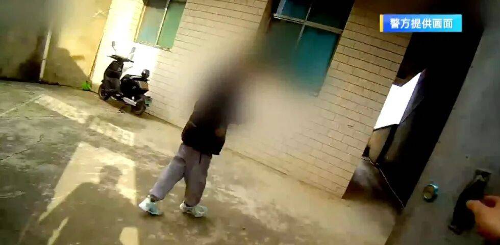 皇冠信用登2代理网址_9岁男孩因作业“气晕”妈妈！之后临危不乱报警求助皇冠信用登2代理网址，给民警“导航”又堪称“模范操作”……