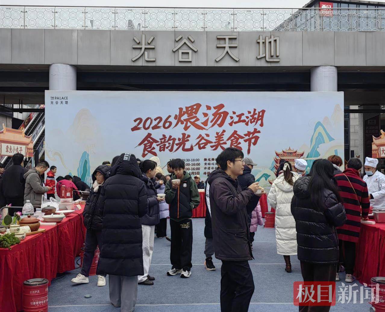 怎么注册皇冠信用网_车位要找半小时怎么注册皇冠信用网，吃饭等了一中午，连LV都开始排队了……新年第一天，武汉各大商场人气爆棚