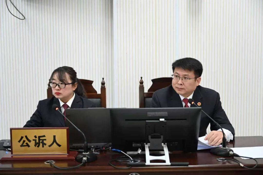 皇冠体育App下载_“这辆车不对劲皇冠体育App下载,车厢里咋飘出一股怪味!”|今晚九点半