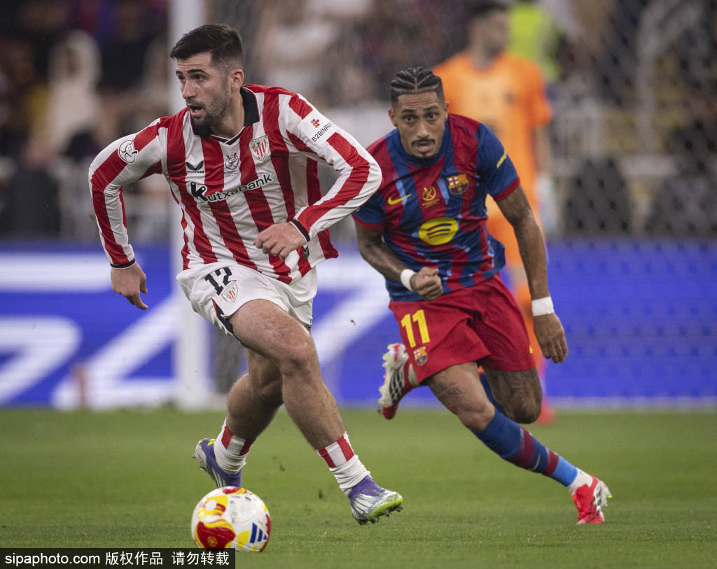 皇冠密码找回_超级杯决赛爆发争议！皇马后卫恶意踩踏亚马尔皇冠密码找回，弗里克场边暴怒，裁判尺度引发哗然