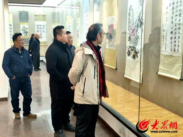 皇冠投注
_著名学者连辑到曹州书画院参观调研