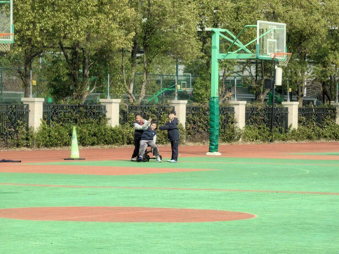 皇冠信用网注册网址_杭州小学女生躲在厕所偷偷哭皇冠信用网注册网址，医生建议休学！没想到2个月来，她一节课没落下！“原来除了爸爸妈妈，还有那么多人爱我”