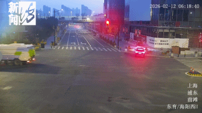 皇冠客服_事发上海街头！小轿车突然失控翻车！司机现场一个动作皇冠客服，民警：有问题