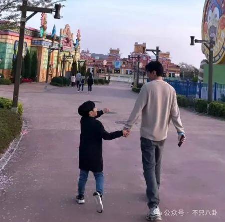 皇冠信用出租代理_离婚6年后他谈了个小十几岁的新女友?前妻坦言不介意他新恋情皇冠信用出租代理。