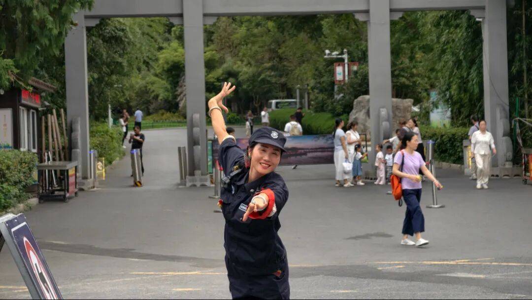 信用网怎么注册_火出圈！合肥49岁女保安走红网络信用网怎么注册，执勤间隙跳拉丁舞，网友纷纷点赞