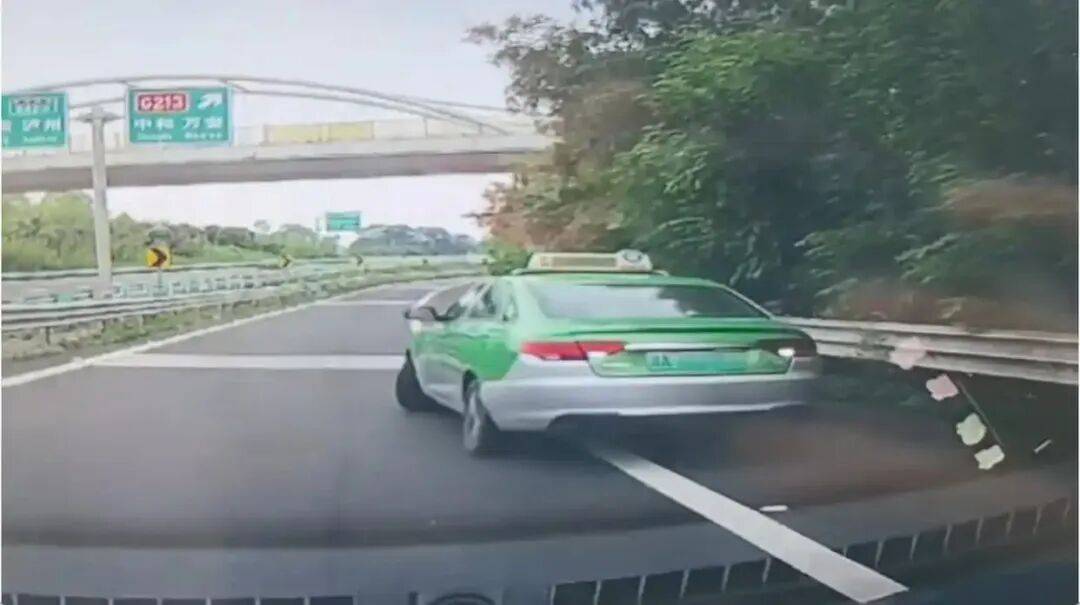 皇冠信用网最新地址_成都绕城高速匝道上一出租车倒车被后车拍下皇冠信用网最新地址,网友纷纷@成都交警;交警:高速倒车是违法行为,扣12分
