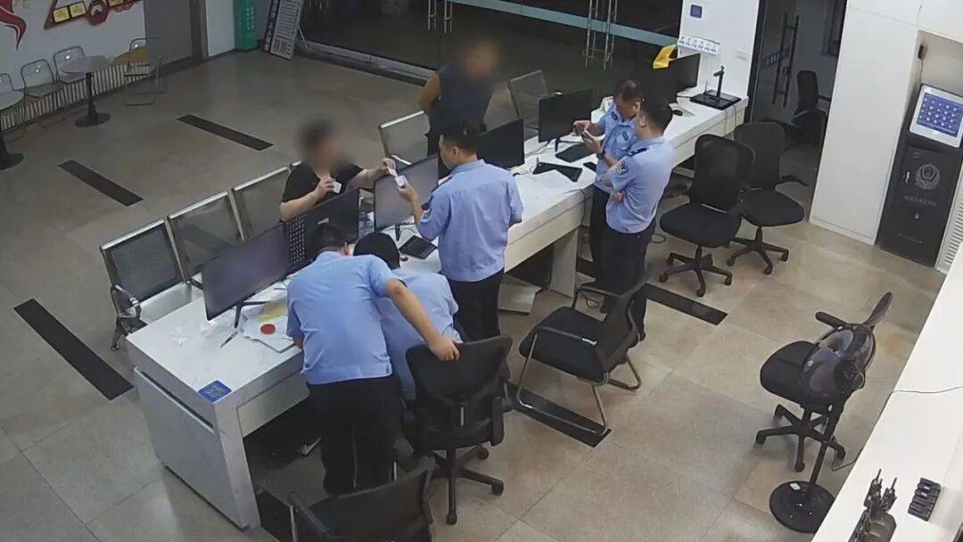 皇冠信用网押金多少_“我妻子接了通陌生电话皇冠信用网押金多少，还被识别了人脸，账户里有44万！”浙江男子拉着妻子冲进派出所，民警立刻联系银行冻结账户，转出的钱全额追回