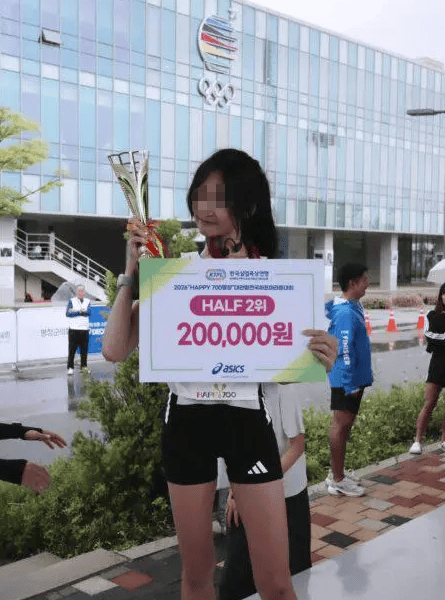 皇冠信用网出租足球_25岁女网红参加首尔马拉松比赛时不幸离世皇冠信用网出租足球，倒下时离终点只剩497米……